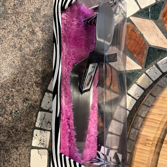 NEW Wild Eye Design Stainless Steel High Heel Cake Server - Picture 8 of 8